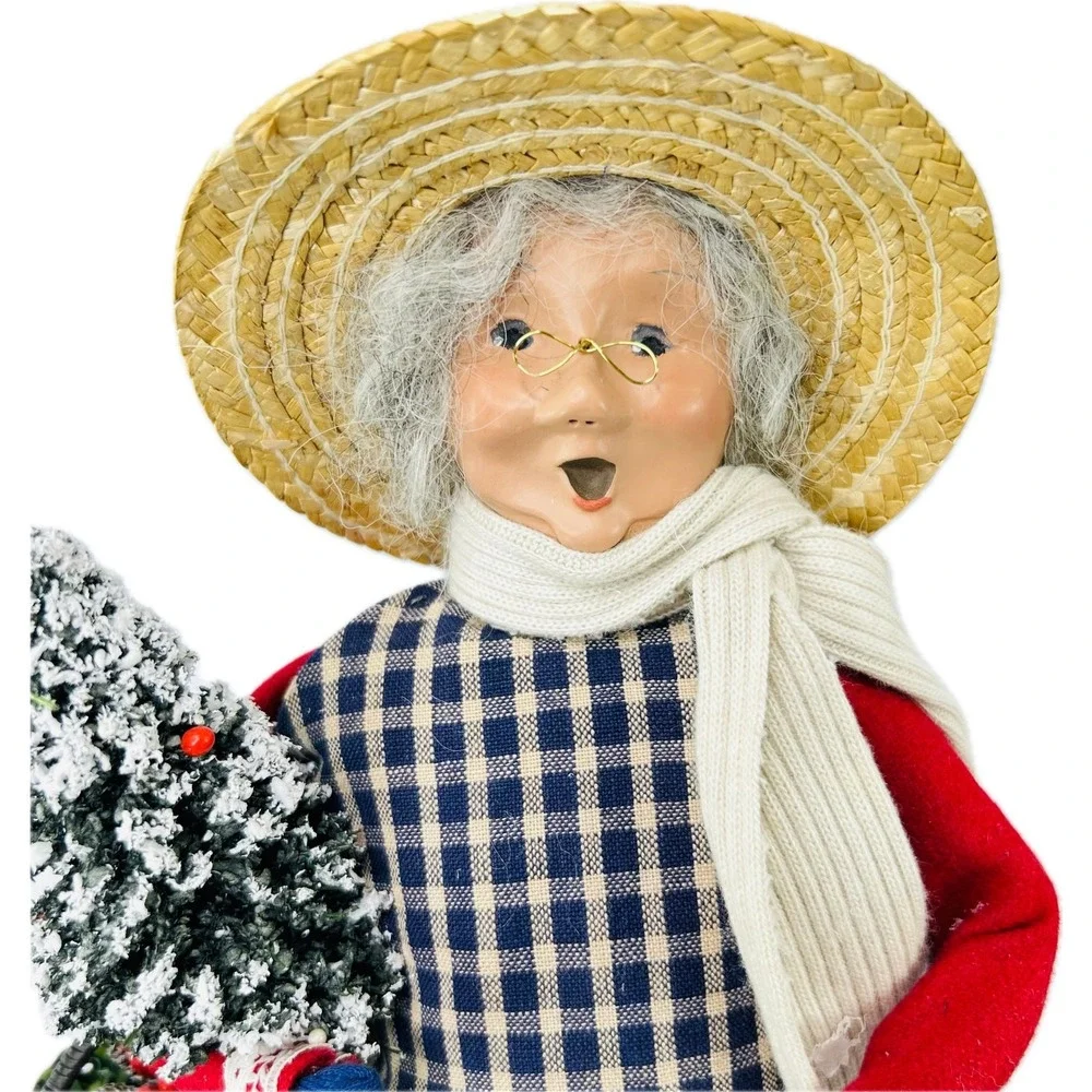Byers Choice Caroler GARDENING MRS. CLAUS Watering‎ Can Tree Pine Cones 2010